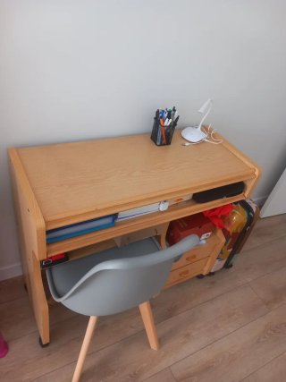 Scrivania per bambini in legno. Perfetto stato.