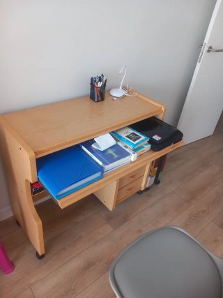 Scrivania per bambini in legno. Perfetto stato.