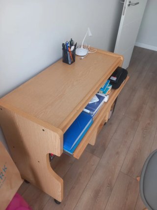 Scrivania per bambini in legno. Perfetto stato.