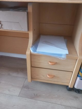Scrivania per bambini in legno. Perfetto stato.
