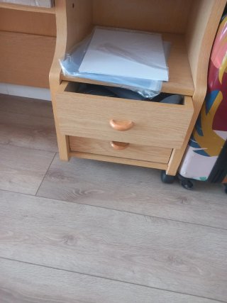 Scrivania per bambini in legno. Perfetto stato.