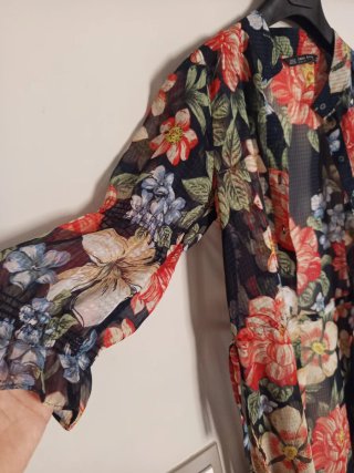Blusón Zara Talla XS amplio.Estampado Floral
