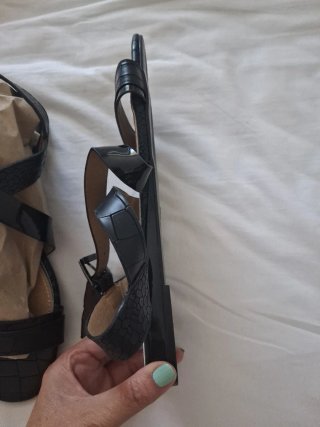 Sandalias planas negras efecto piel