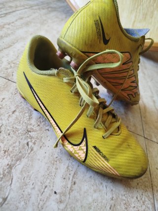 Botas de fútbol Nike Amarillas y Rosas