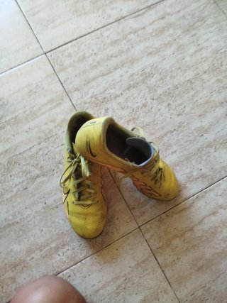 Botas de fútbol Nike Amarillas y Rosas