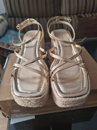 Sandalias Stradivarius doradas