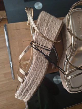 Sandalias Stradivarius doradas