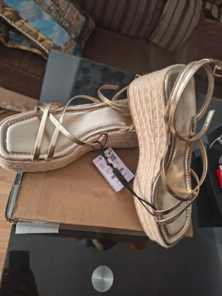 Sandalias Stradivarius doradas