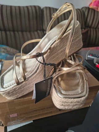 Sandalias Stradivarius doradas