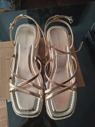 Sandalias Stradivarius doradas
