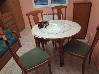 Mesa redonda y 4 sillas de madera