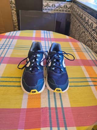 Zapatillas de correr azules y amarillas