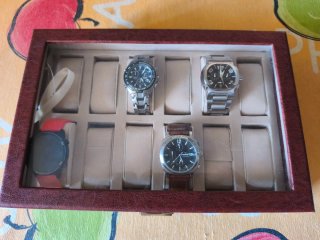Caja para 12 relojes de madera