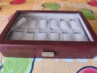 Caja para 12 relojes de madera