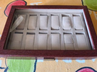 Caja para 12 relojes de madera