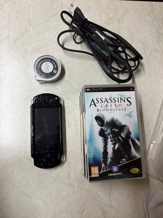 PSP 2004 Negra + Assassin's Creed + Cargador