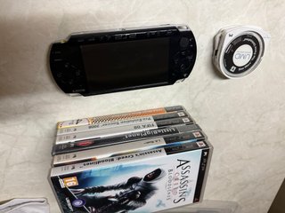 PSP 2004 Negra + Assassin's Creed + Cargador