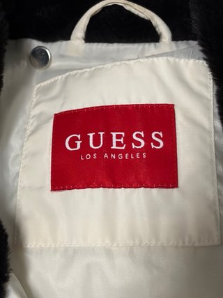 Cazadora Guess blanca con cuello negro