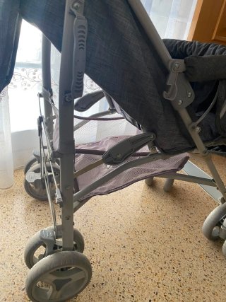 Carrito de bebé gris