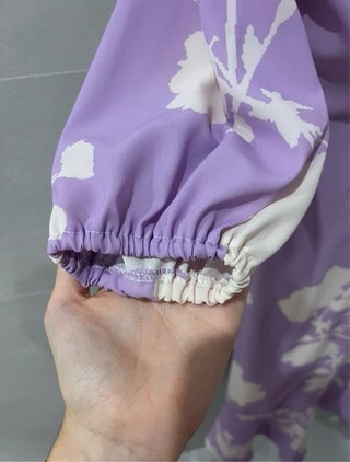 Vestido lila estampado floral con cinturón