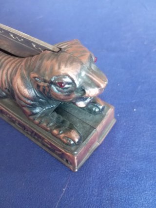 Mechero antiguo vintage tigre