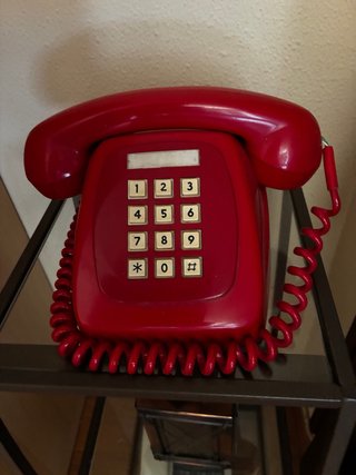 Teléfono fijo retro rojo