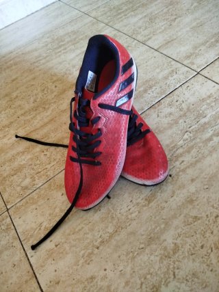 Botas de fútbol Adidas rojas y negras