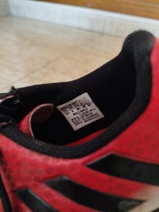 Botas de fútbol Adidas rojas y negras