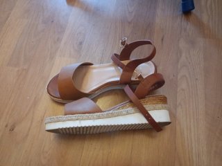 Sandalias cuña marrón