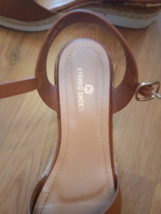 Sandalias cuña marrón