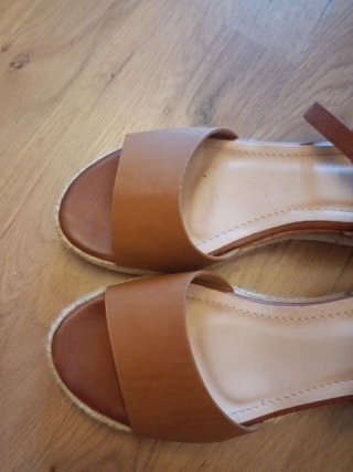 Sandalias cuña marrón