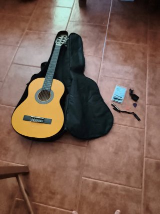 guitarra con funda y accesorios, para niños