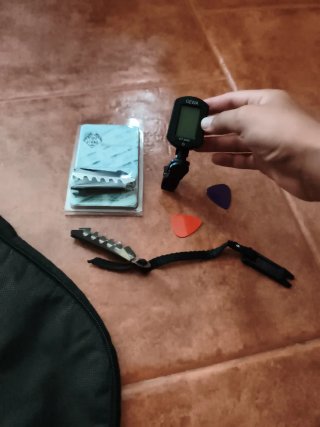 guitarra con funda y accesorios, para niños