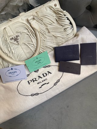 Bolso de piel Prada beige con flecos