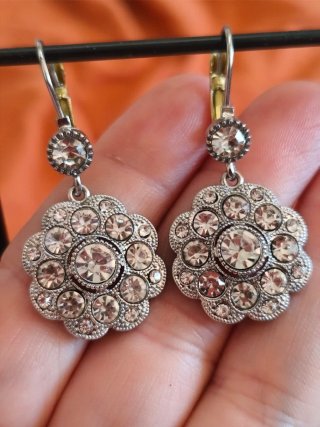 Pendientes estilo antiguo con pedrería