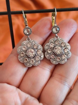 Pendientes estilo antiguo con pedrería