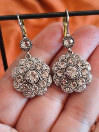 Pendientes estilo antiguo con pedrería