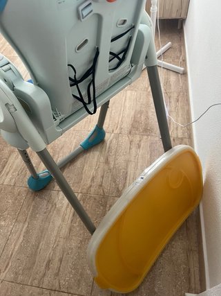 Trona de bebé reclinable con bandeja