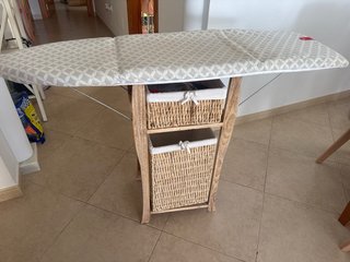Mueble Tabla Planchar con Cestas