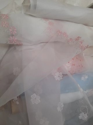 Telas bordadas flores y tul