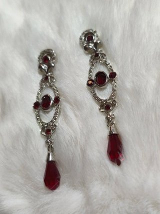 Pendientes antiguos con piedras rojas