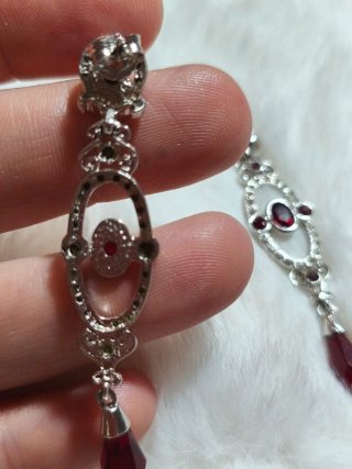 Pendientes antiguos con piedras rojas