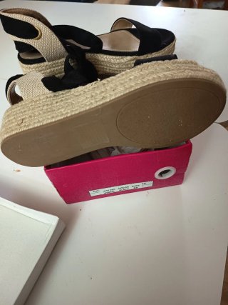 Sandalias cuña negras y beige