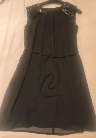 Vestido negro con tirantes brillantes