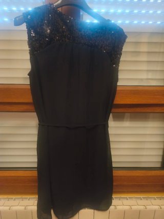 Vestido negro con tirantes brillantes