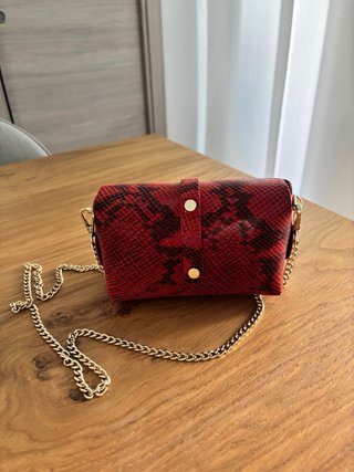 Bolso piel efecto serpiente rojo y negro