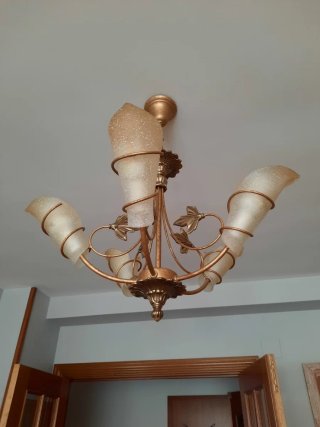 Lámpara de salón dorada y transparente