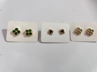 Pendientes dorados con piedras verdes