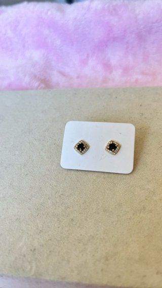 Pendientes dorados con piedras verdes