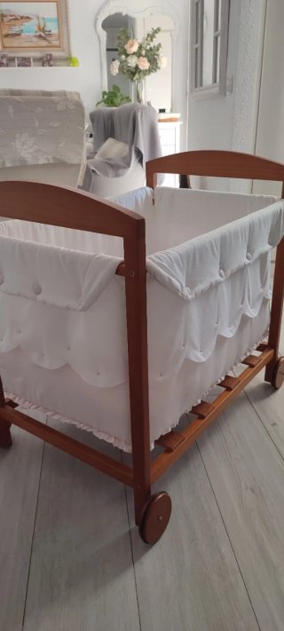 Mini cuna de madera con ruedas